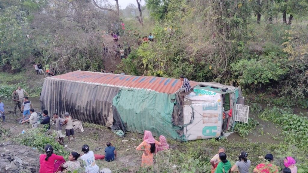 अंडे से भरी लॉरी पलटी