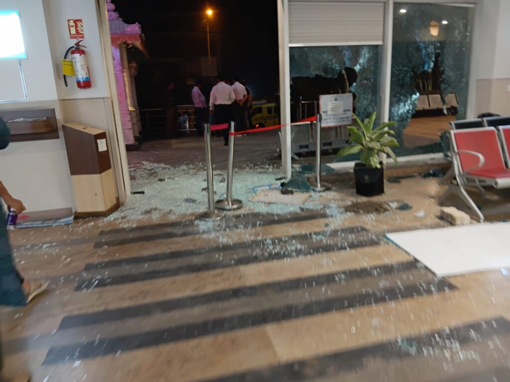 नर्सिंग होम में तोड़फोड़