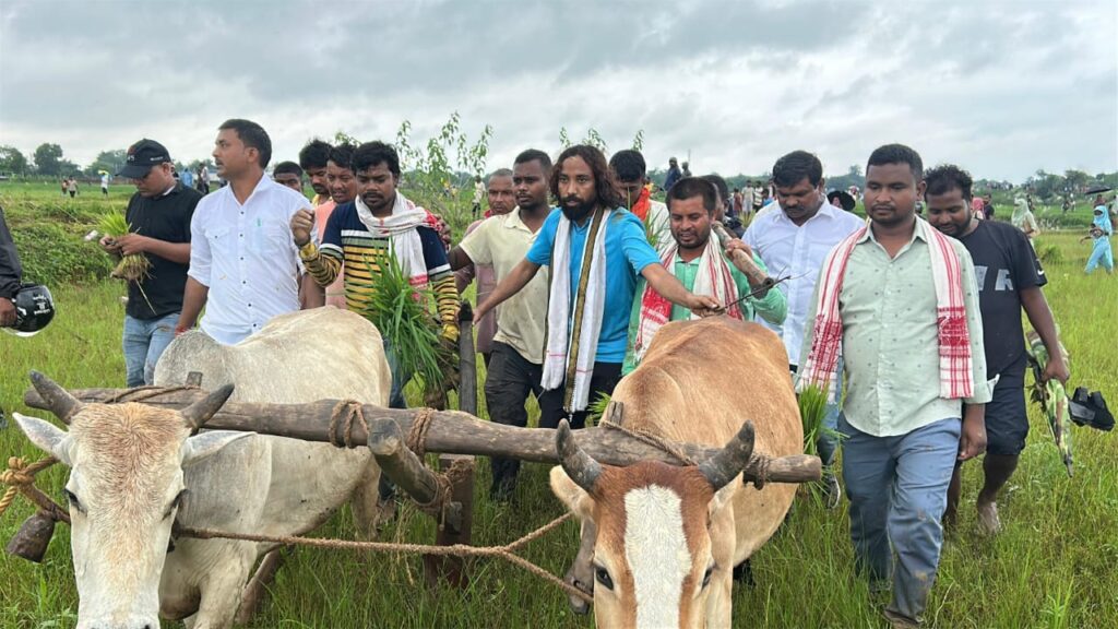 आंदोलकारियों ने चलाया हल