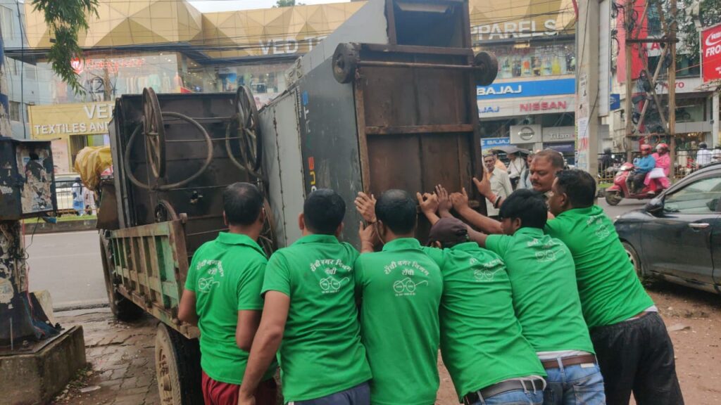 कांके रोड में हटाए अतिक्रमण
