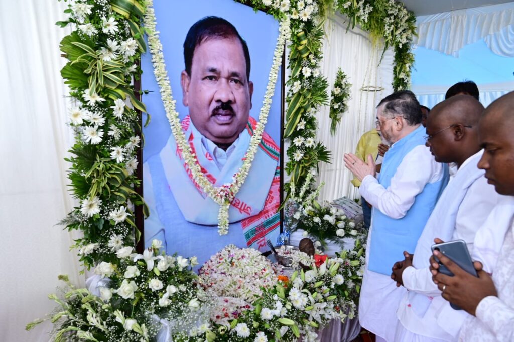 झारखंड के राज्यपाल पूर्व मंत्री रामदास सोरेन के संस्कार भोज में