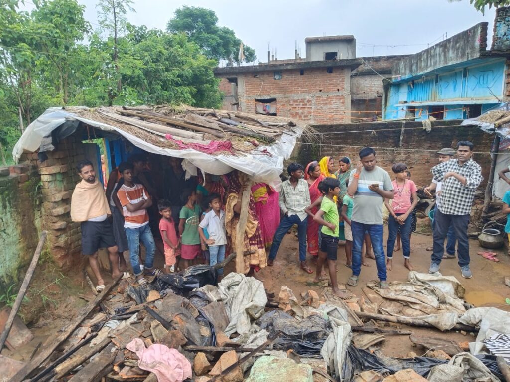 दीवार गिरने से भाई की मौत, बहन गंभीर