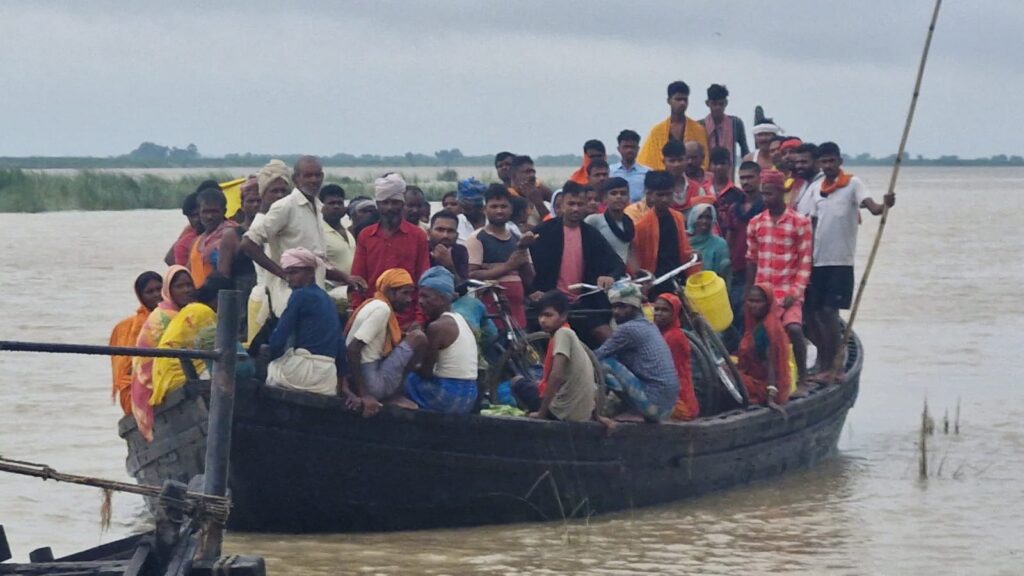 नाव पलटी
