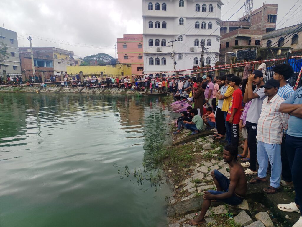 युवक के डूबने की सूचना पर लोगों की भीड़