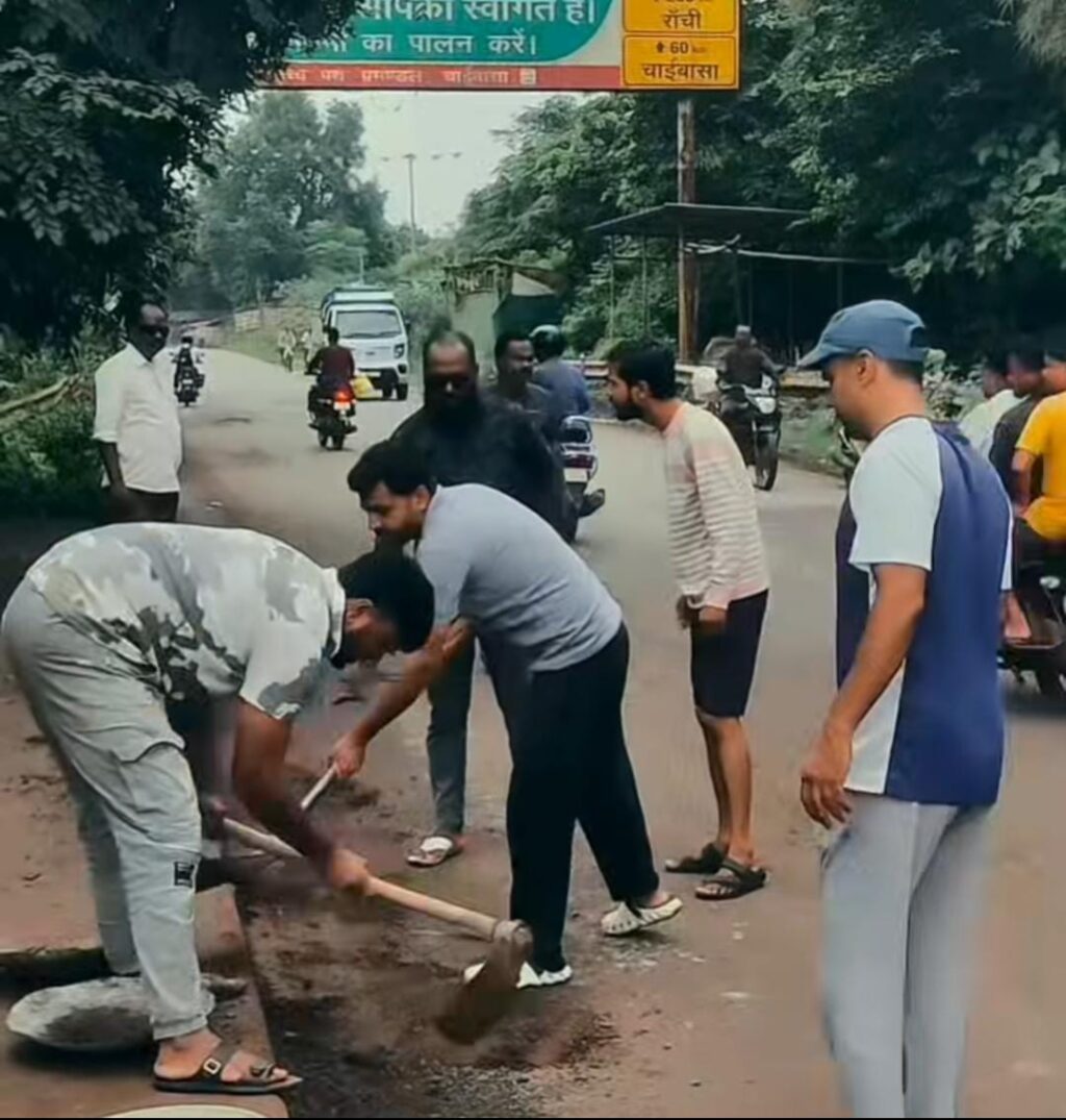 युवाओं ने किया श्रमदान