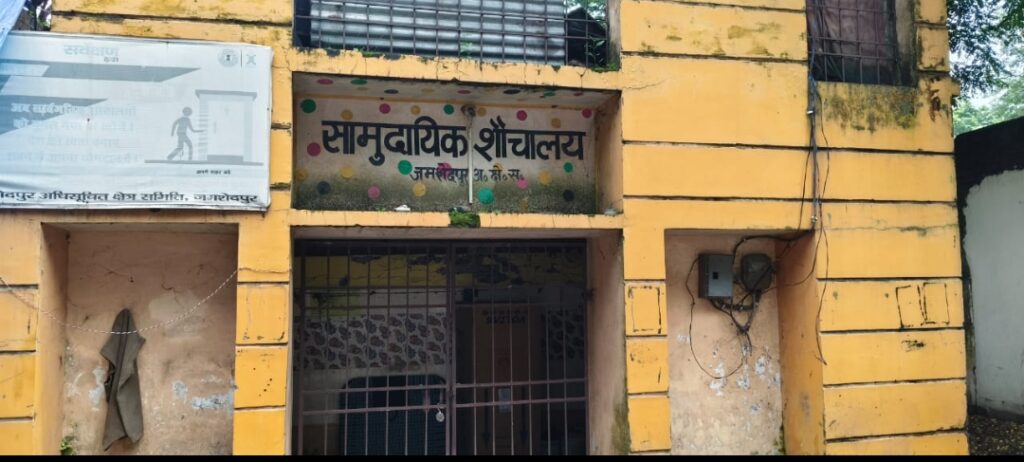 सामुदायिक शौचालय किराए पर
