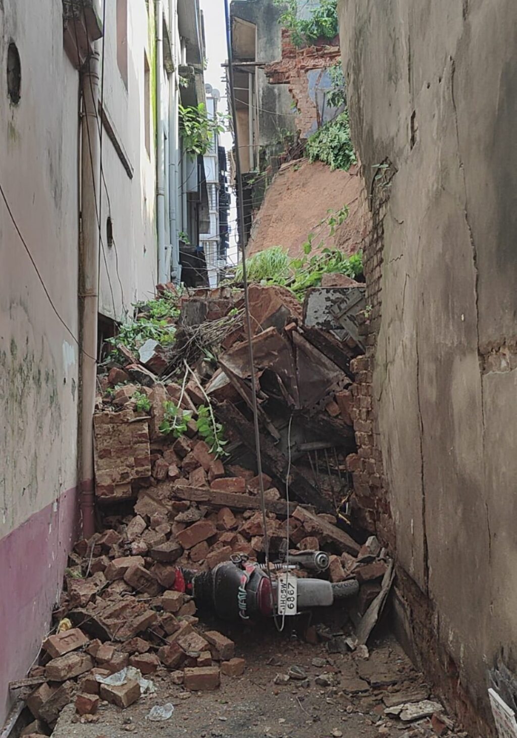 सौ वर्ष पुरानी इमारत ढही