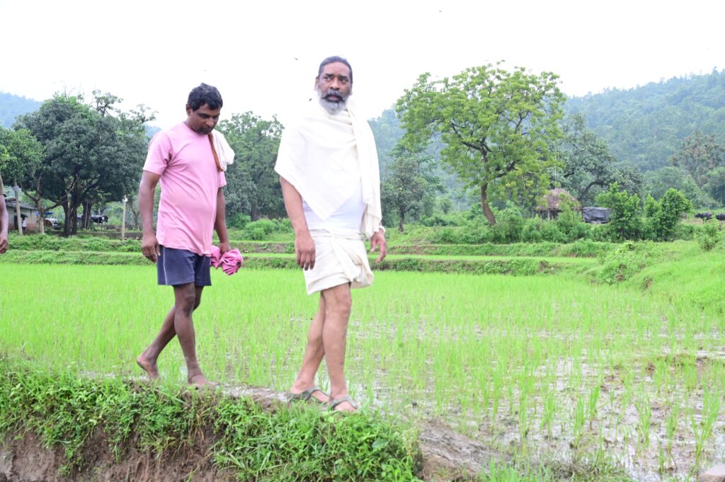 हेमन्त सोरेन खेतों में उतरे