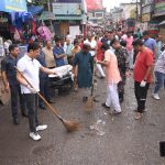 प्रधानमंत्री मोदी के जन्मदिन पर जलपाईगुड़ी में स्वच्छता अभियान सांसद राजू बिष्ट ने लगाई झाड़ू 01