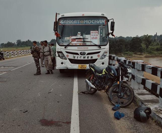 बस और बाइक की टक्कर