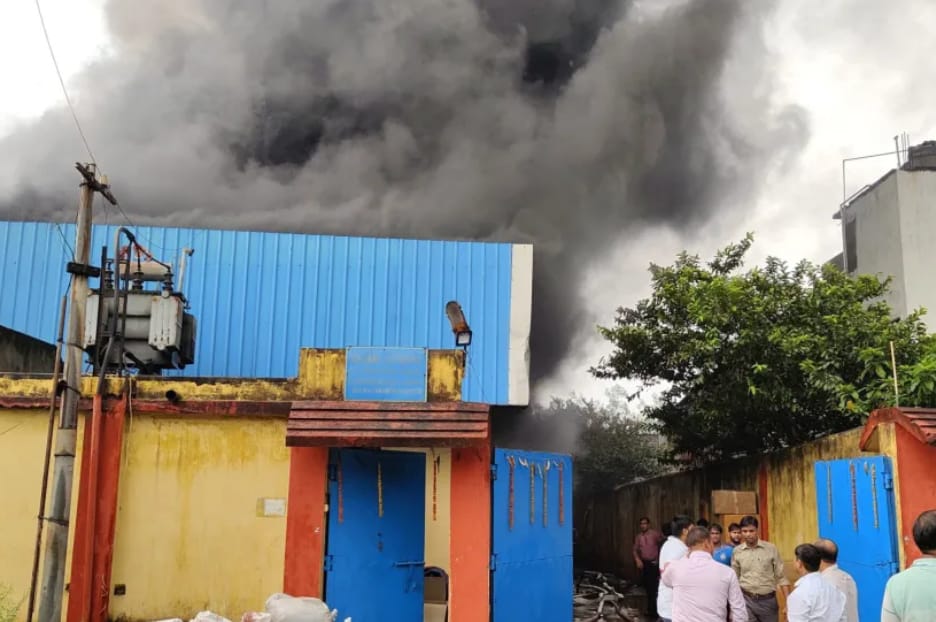 प्लास्टिक फैक्ट्री में भीषण आग