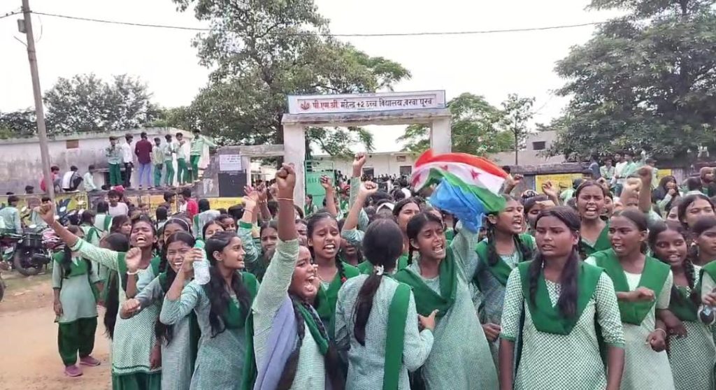 छात्राओं पर की अश्लील टिप्पणी