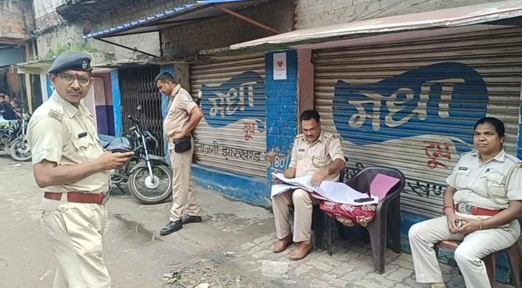पुलिस की कुर्की