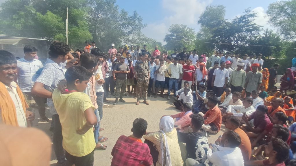 ग्रामीणों ने किया सड़क जाम