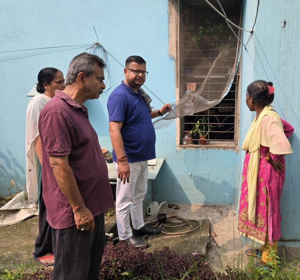 चोरों ने घर मालिक को चाकू दिखाकर दी धमकी