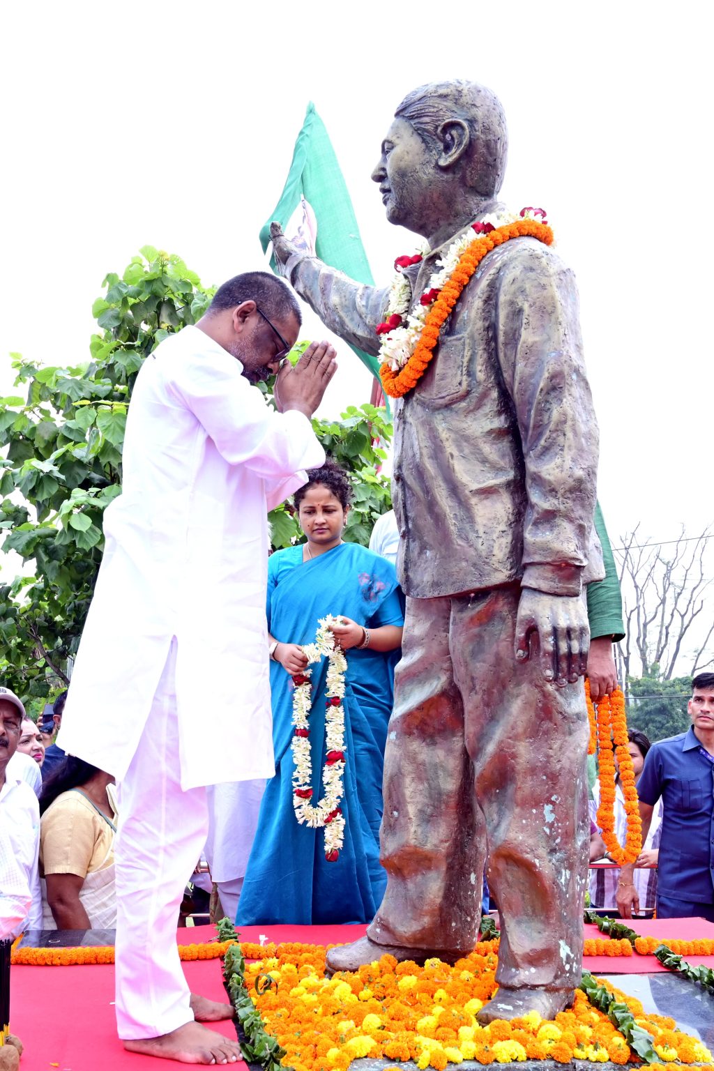 दिवंगत दुर्गा सोरेन को दी श्रद्धांजलि