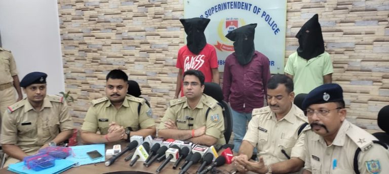 तीन गिरफ्तार