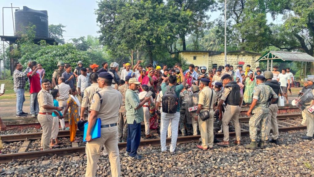 रेल रोको आंदोलन शुरू, कई जगह रेलवे ट्रैक जाम 2
