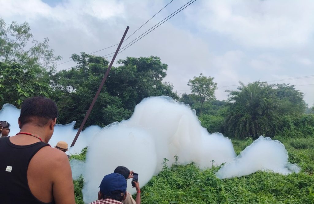 जमीन से झाग 2