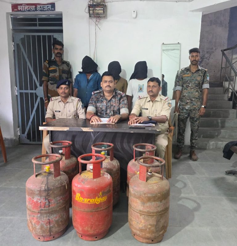 तीन गिरफ्तार