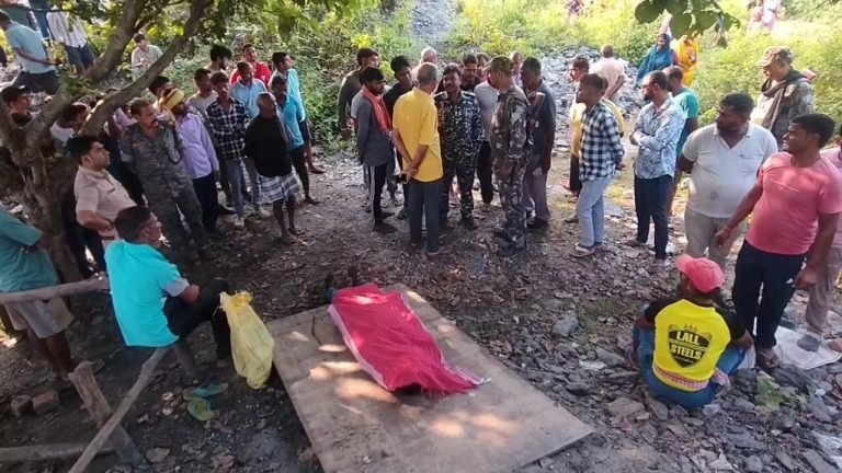 पेड़ से लटकता युवक का शव बरामद