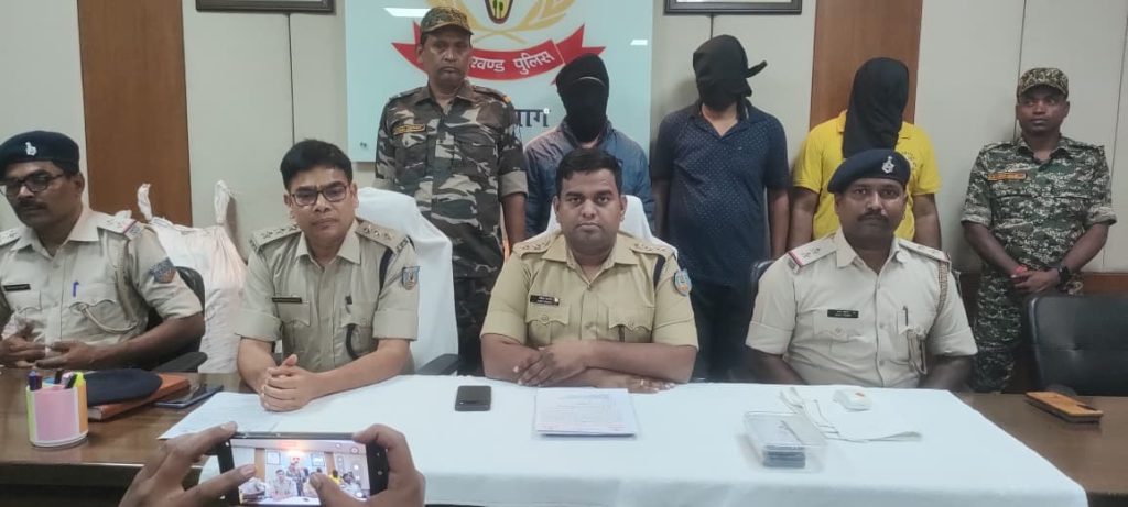 तीन तस्करों को किया गिरफ्तार