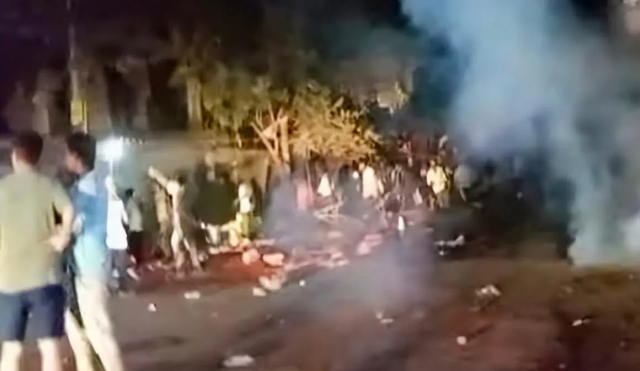 पुलिस और ग्रामीणों में भिड़ंत, लाठीचार्ज