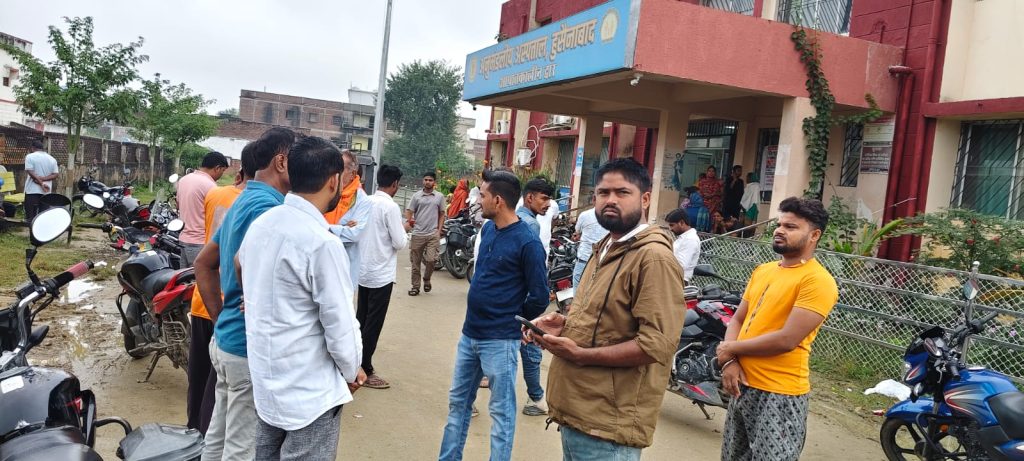 लती बाइक पर पेड़ की डाली