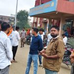 लती बाइक पर पेड़ की डाली