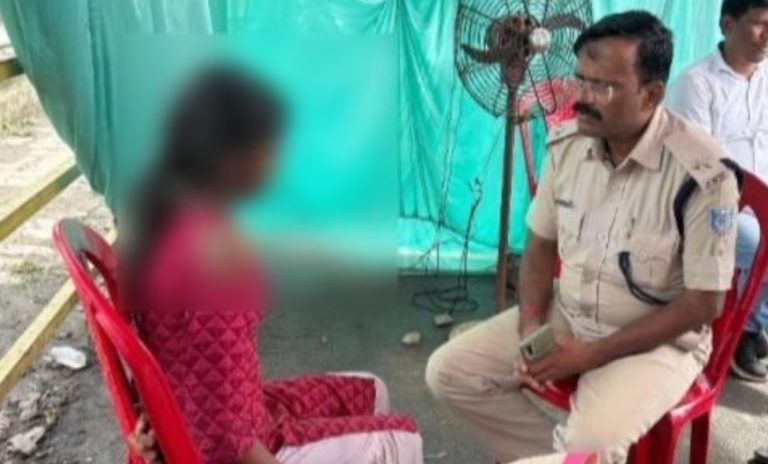 छात्रा ने लगाई नदी में छलांग