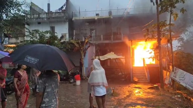 दुकान और गोदाम में लगी भीषण आग