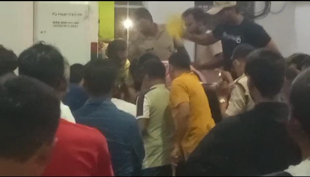 स्कैनिंग मशीन में फंसा बच्चे का हाथ