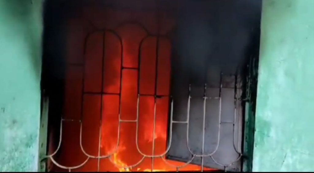 मंदिर में लगी भीषण आग