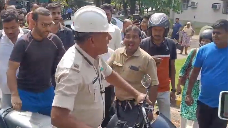 महिला को ट्रैफिक पुलिस ने दौड़ाकर गिराया