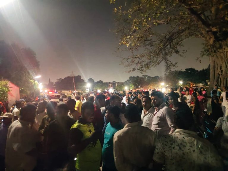 चार मंजिला इमारत का हिस्सा गिरा