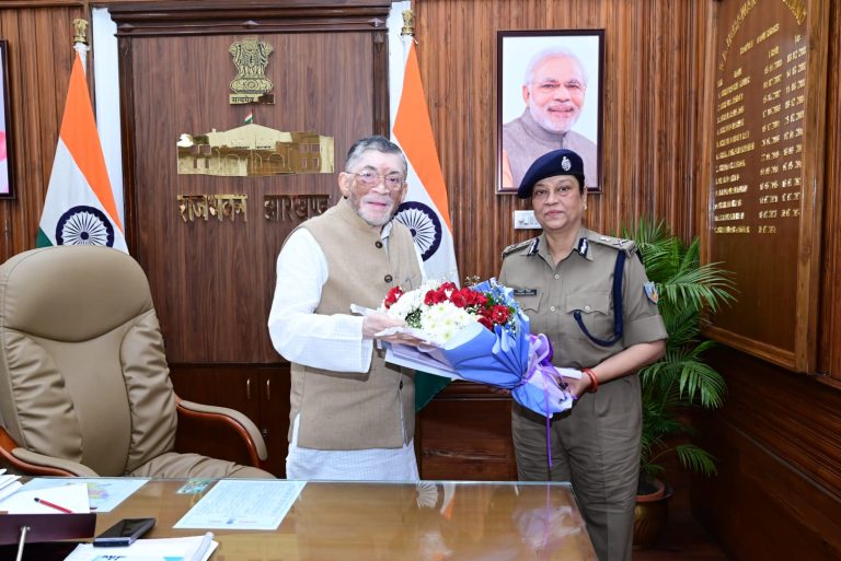 प्रभारी पुलिस महानिदेशक तदाशा मिश्रा ने राज्यपाल संतोष कुमार गंगवार से की मुलाकात 01