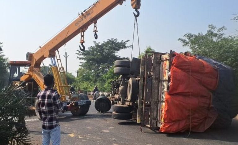 कुरकुरे लदा ट्रक तुड़ी पुल पर पलटा 01