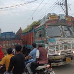 शहर में दौड़ रहे भारी वाहन