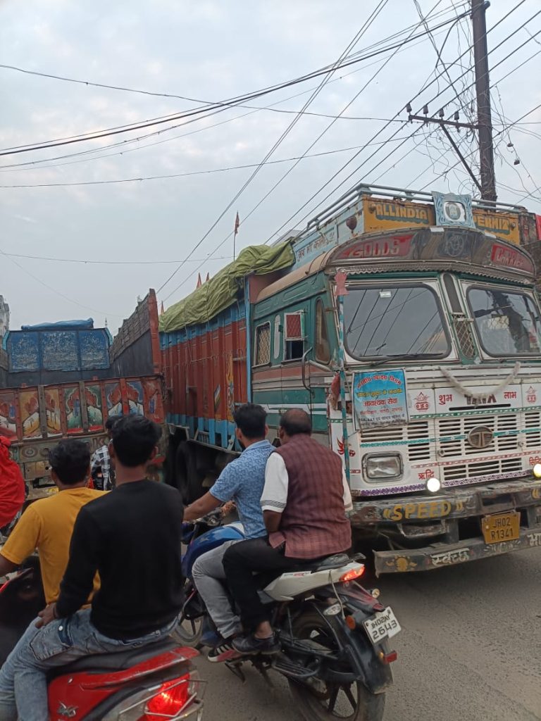 शहर में दौड़ रहे भारी वाहन