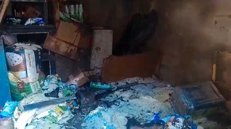 दुकान और गोदाम जलकर राख