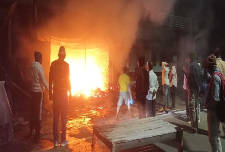 दुकान में लगी आग