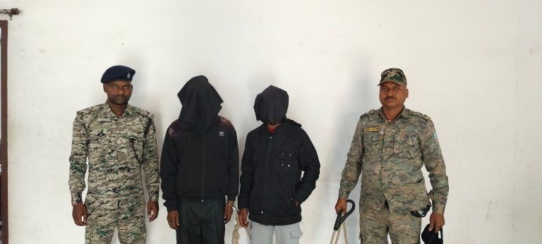 दो तस्करों को पुलिस ने पकड़ा