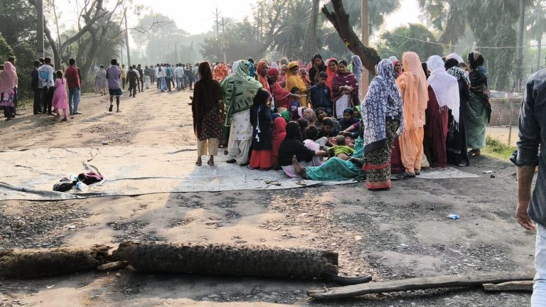 आक्रोशित लोगों ने किया सडक जाम