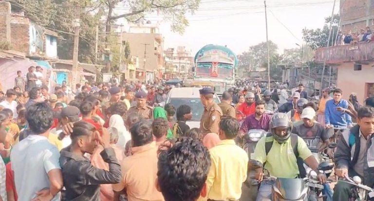 अतिक्रमण हटाने के विरोध में सड़क जाम