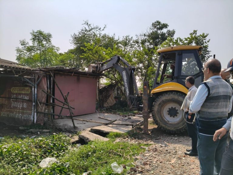 बूचड़खानों पर चला बुलडोजर