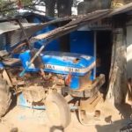 घुसाट्रैक्‍टर दुकान में