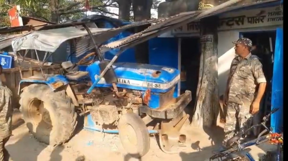 घुसाट्रैक्‍टर दुकान में