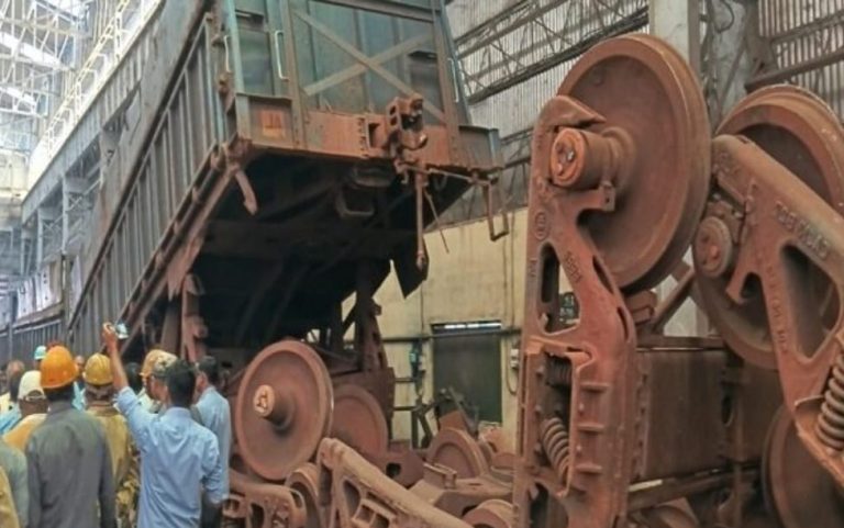 मालगाड़ियां आपस में टकराईं