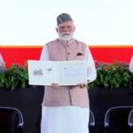 प्रधानमंत्री ने किसानों के खातों में ट्रांसफर की 63 करोड़ की राशि, जारी किए दो डाक टिकट