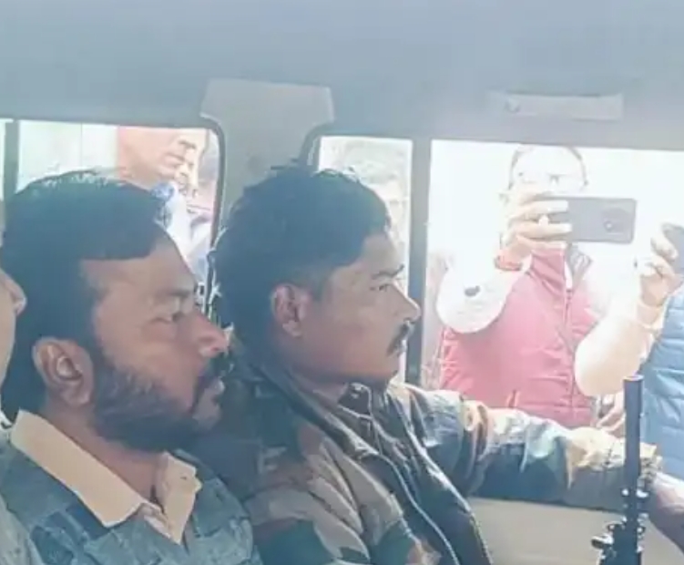 अभियंता को रिश्वत लेते रंगे हाथ पकड़ा